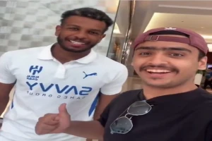 شاهد.. رد فعل علي البليهي بعدما وصفه مشجع بأنه «أعظم مدافع في التاريخ»