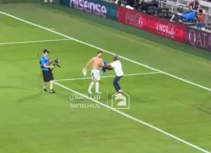 بالفيديو.. مشجع يقتحم الملعب طلبًا لقميص نيفيز وردة فعل غير متوقعة من اللاعب