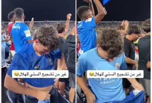 بالفيديو.. مشجع فريق مانشستر سيتي يخلع قميصه ويرتدي تيشرت الهلال في المدرجات