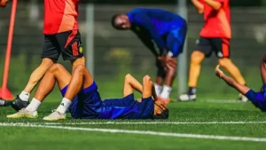 بالفيديو .. لاعبو النصر يتساقطون بعد تدريبات جيسوس
