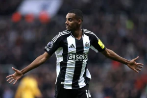 شرط وحيد يبعد إيزاك عن الهلال رغم المفاوضات