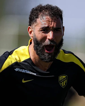 بالفيديو.. غضب كريم بنزيما بعد هزيمة الاتحاد أمام فولهام الإنجليزي