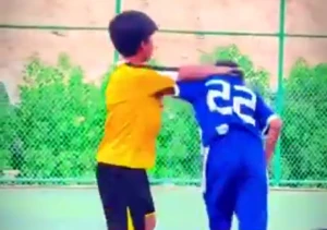 بالفيديو.. طفل يثير الجدل بطريقة لعبه في مباراة.. ومغرد: يقلد البليهي!