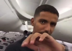 بالفيديو.. البليهي يمازح أحمد أبو راسين زميله في الهلال داخل الطائرة