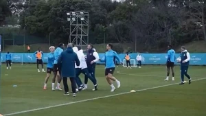 بالفيديو.. مدرب مارسيليا الفرنسي يشتبك بالأيدي مع لاعب الفريق