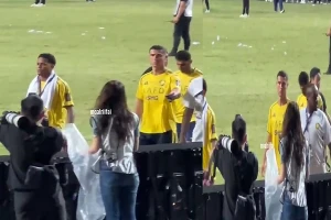 بالفيديو.. كريستيانو رونالدو يمنح ميداليته الفضية بعد الخسارة أمام الأهلي لسيدة