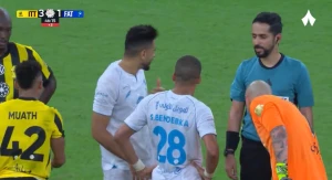 شاهد.. لحظة طرد لاعب الفتح مراد باتنا أمام الاتحاد بعد تدخل على فابينيو