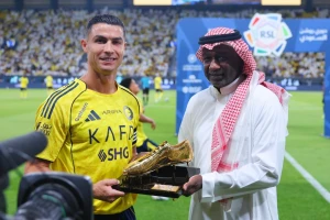 ماجد عبد الله يسلم رونالدو جائزة الحذاء الذهبي عن الموسم الماضي