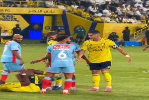 بالفيديو.. كريستيانو رونالدو يسخر من سليمان هزازي بطريقة مضحكة بعد تسببه في سقوط محمد سيماكان