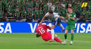 شاهد.. لحظة إصابة ميندي بعد تدخل قوي من لاعب بيراميدز المصري