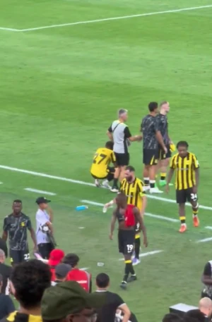 بالفيديو.. رد فعل كريم بنزيما بعد خسارة الاتحاد أمام شباب الأهلي الإماراتي