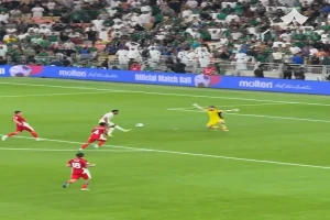 بالفيديو.. سالم الدوسري يهدر فرصة هدف رابع محقق أمام إندونيسيا