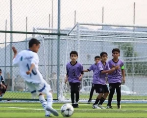 «ركلة حرة من خارج منطقة الجزاء».. بالفيديو.. نجل محمد الشلهوب يحرز هدفًا رائعًا مع الهلال