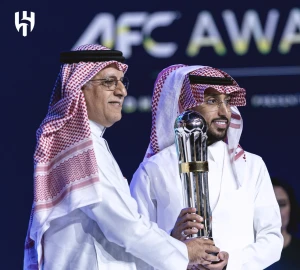 بالفيديو.. لحظة تتويج سالم الدوسري بجائزة أفضل لاعب في آسيا 2025