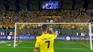 بالفيديو.. كريستيانو رونالدو يعلم اليوتيوبر سبيد كيف «يطبل» هتاف النصر