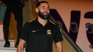 «الجمهور التقط صورًا معه».. بالفيديو.. من هو لاعب الاتحاد الذي يشبه بنزيما؟
