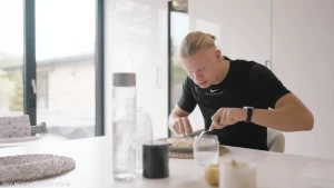 "من القهوة إلى الضوء الأحمر".. بالفيديو: هالاند يكشف تفاصيل غير متوقعة عن حياته خارج الملعب !