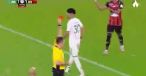 بالفيديو: لحظة طرد لاعب الأهلي "زياد الجهني" أمام الرياض