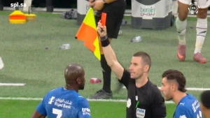 خبير تحكيمي يحسم الجدل بشأن طرد لاعب الهلال كوليبالي أمام الشباب
