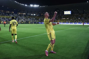 بالفيديو.. جواو فيليكس يضع العقال على رأس كريستيانو رونالدو