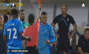 خبير تحكيمي يحسم الجدل بشأن طرد "رودريغيز" لاعب نيوم أمام النصر