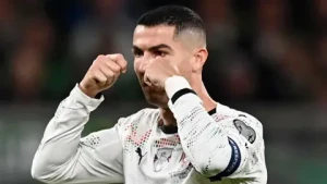 بالفيديو.. لمن أشار كريستيانو رونالدو بعلامة البكاء بعد طرده أمام أيرلندا؟