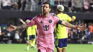 على طريقة والده.. بالفيديو.. نجل ميسي يسجل هدفًا رائعًا من ضربة حرة مباشرة