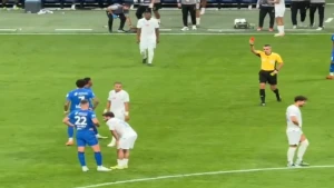 خبير تحكيمي يحسم الجدل بشان طرد لاعب الهلال ناصر الدوسري أمام الفتح