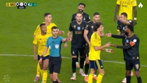 خبير تحكيمي يحسم الجدل حول هدف النصر الملغي أمام الخليج