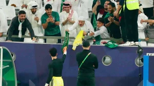 بالفيديو.. نواف العقيدي يقدم هدية لـ إبراهيم الفريان بعد فوز السعودية على عمان