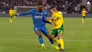 خبير تحكيمي يكشف عن ركلة جزاء لم تحتسب للخليج أمام الهلال