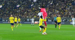 بالفيديو: تدخل قوي من نواف العقيدي ينقل لاعب الأخدود إلى المستشفى