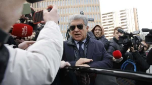 «عرض عليه مالاً للمساعدة».. بالفيديو.. صانع محتوى يحرج رئيس برشلونة