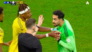 خبير تحكيمي يحسم الجدل بشأن طرد حارس النصر نواف العقيدي أمام الهلال