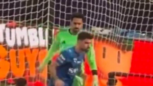 بالفيديو.. لقطة تفضح لحظة تمثيل نيفيز لاعب الهلال والتي تسببت في خداع الحكم  وطرد نواف العقيدي