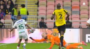 بالفيديو: لحظة طرد حارس الاتحاد "رايكوفيتش" أمام الاتفاق