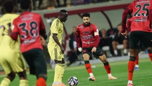 بالفيديو.. التسلل يلغي هدف ماني في مباراة النصر والخلود