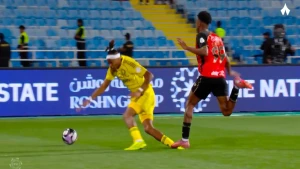 خبير تحكيمي يحسم الجدل حول لقطة تدخل سلطان هارون على سيماكان