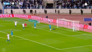 خبير تحكيمي يكشف عن خطأ فادح لحكم مباراة الهلال والأخدود