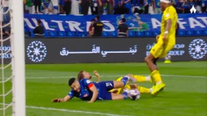 هل استحق الفتح ركلة جزاء أمام النصر؟.. خبير تحكيمي يحسم الجدل main