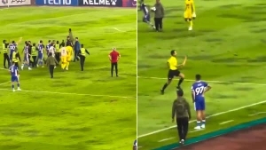 «الجمهور اقتحم الملعب لضربه».. بالفيديو.. نجاة الحكم ماجد الشمراني من كارثة main