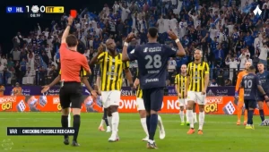 بالفيديو.. لحظة طرد لاعب الاتحاد حسن كادش بعد العودة إلى الـVAR