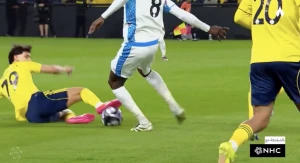 خبير تحكيمي يحسم الجدل حول تدخل دوكوري لاعب نيوم على جواو فيليكس main