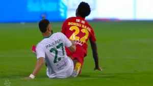 خبير تحكيمي يكشف عن طرد غير محتسب في مباراة الأهلي والقادسية