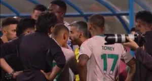 هل ما تقوله مسجل؟.. بالفيديو: حديث حاد بين مترجم الأهلي والحكم الرابع في لقاء الأهلي والفيحاء