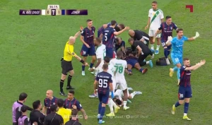 بالفيديو: لحظة طرد لاعب الأهلي " علي مجرشي" أمام جوهور الماليزي