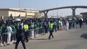 بالفيديو.. توافد جماهيري كبير للأهلي أمام ملعب الإنماء قبل نهائي آسيا للنخبة main