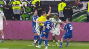 بالفيديو: لحظة طرد لاعب الأهلي " زكريا هوساوي " أمام ماتشيدا زيلفيا الياباني main