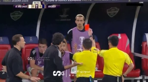 بالفيديو: لحظة طرد لاعب الأهلي " محمد عبدالرحمن "على دكة البدلاء main