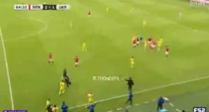 بالفيديو.. إصابة قوية لإيريكسن خلال مواجهة الدنمارك وأوكرانيا